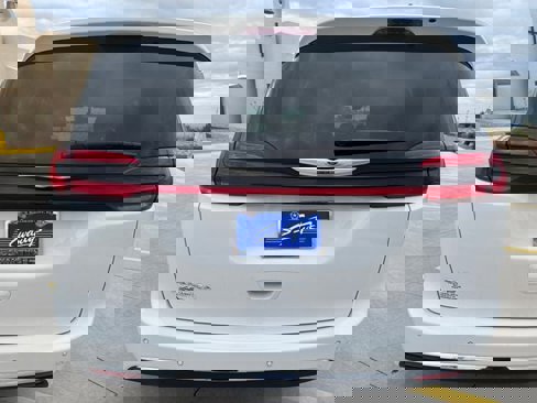 New 2024 Chrysler Pacifica Touring-L image 4