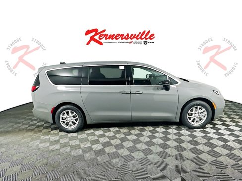 New 2025 Chrysler Pacifica Select image 8