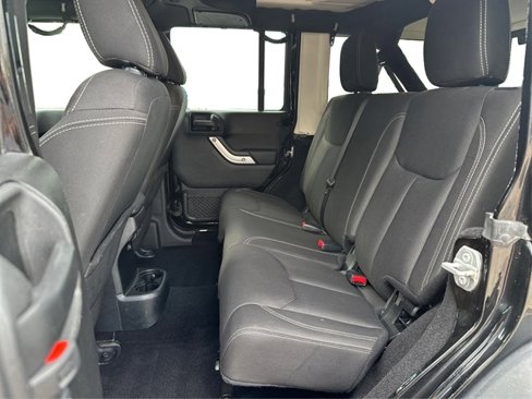 Used 2017 Jeep Wrangler Unlimited Rubicon w/ Connectivity Group image 11