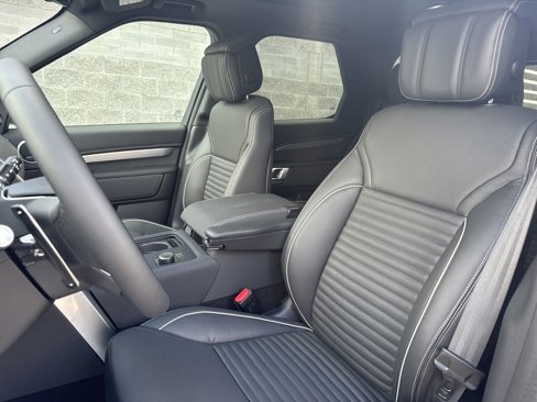New 2024 Land Rover Discovery Dynamic SE image 11