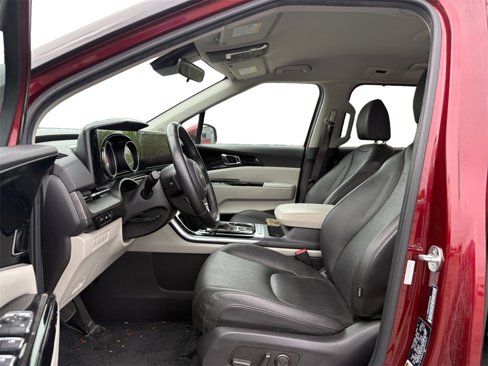 Used 2024 Kia Carnival EX image 9