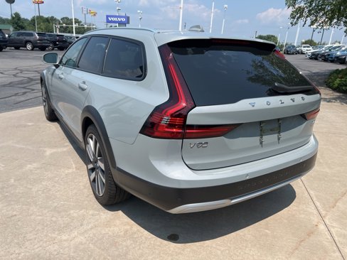 Certified 2025 Volvo V90 B6 Cross Country Plus image 3