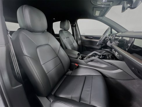 Used 2025 Porsche Cayenne image 30