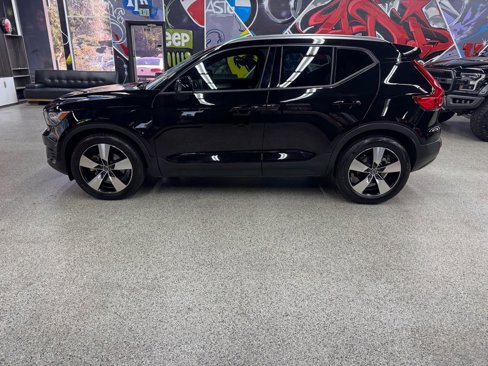 Used 2019 Volvo XC40 T5 Momentum image 2