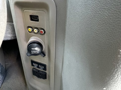 Used 2015 Chrysler Town & Country Touring image 38