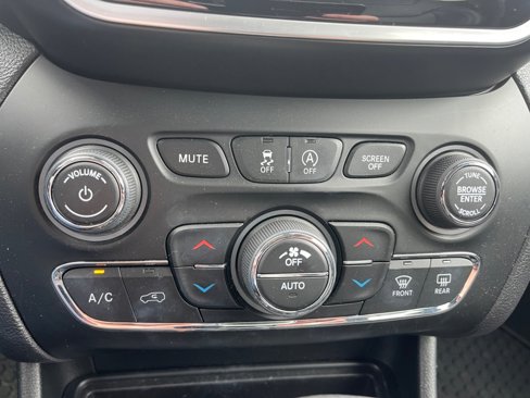 Used 2019 Jeep Cherokee Limited w/ Luxury Group image 21