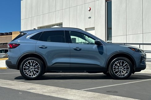 New 2025 Ford Escape SE image 2