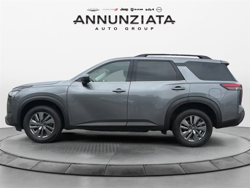 Used 2025 Nissan Pathfinder SV image 2
