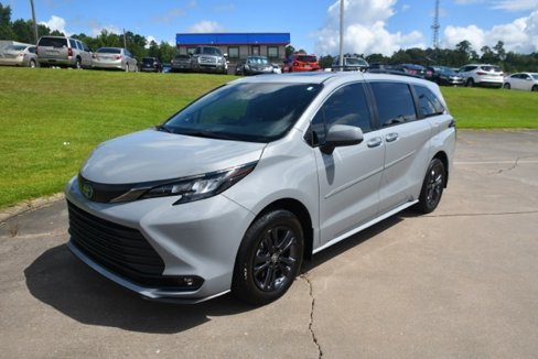 Used 2024 Toyota Sienna XLE Woodland Edition image 2