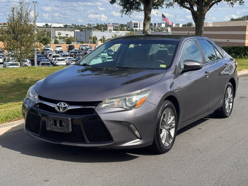Used 2017 Toyota Camry SE image 2