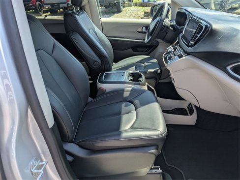 Used 2024 Chrysler Pacifica Touring-L image 30