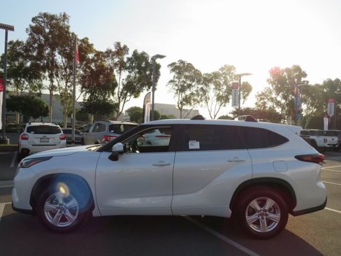 New 2025 Toyota Highlander LE image 7