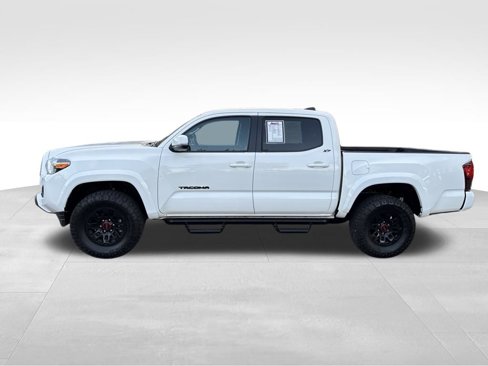 Used 2022 Toyota Tacoma SR5 w/ Technology Package image 2