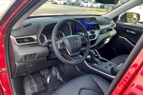 Used 2025 Toyota Highlander XLE image 14