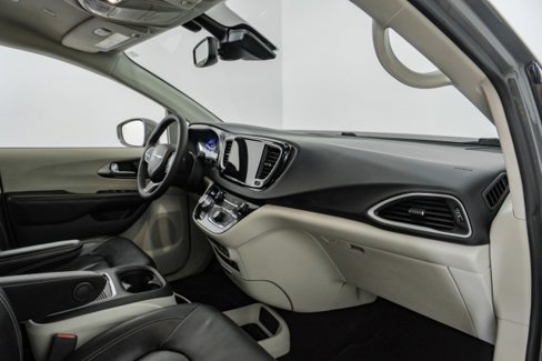Used 2022 Chrysler Pacifica Touring-L image 10
