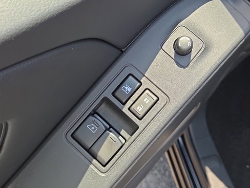 Used 2025 Nissan Frontier SV image 15