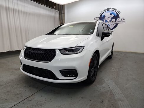 Used 2025 Chrysler Pacifica Limited image 14