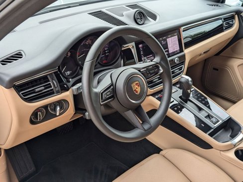 Certified 2025 Porsche Macan image 4