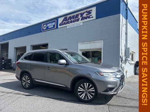 Used 2020 Mitsubishi Outlander SE image 1