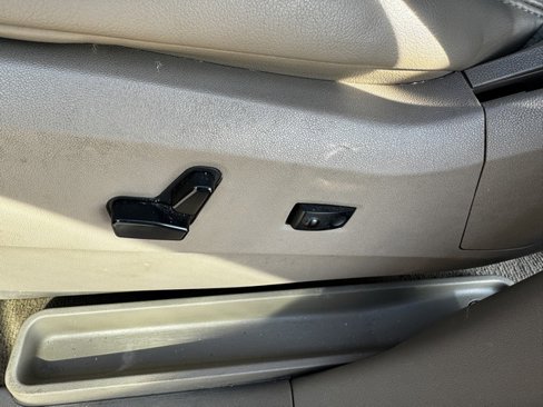Used 2015 Chrysler Town & Country Touring image 17