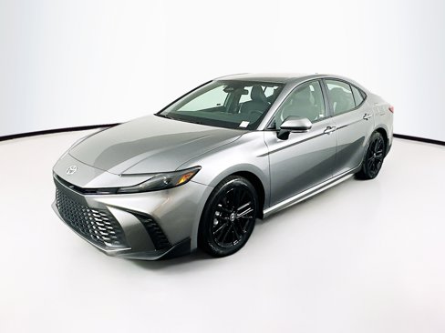 Used 2025 Toyota Camry SE image 3