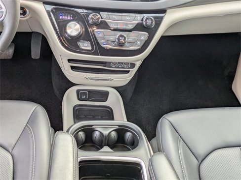 Used 2024 Chrysler Pacifica Touring-L image 20