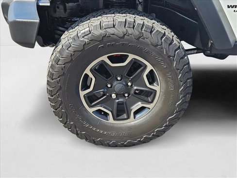Used 2015 Jeep Wrangler Unlimited Rubicon w/ Connectivity Group image 21