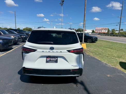 Used 2024 Toyota Sienna Platinum image 4