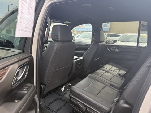 Used 2023 Chevrolet Suburban LT image 11