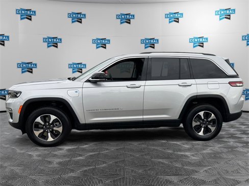 Used 2023 Jeep Grand Cherokee 4WD 4xe image 3
