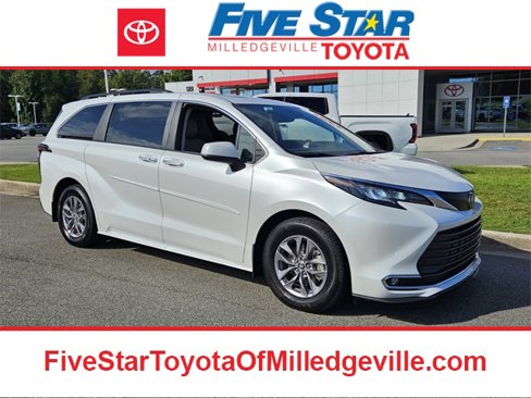Used 2024 Toyota Sienna XLE image 1