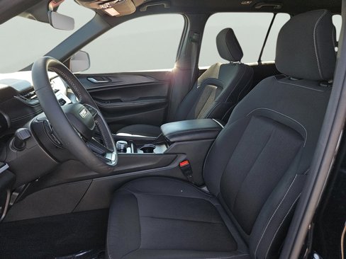 Used 2025 Jeep Grand Cherokee Laredo w/ Luxury Tech Group I image 9