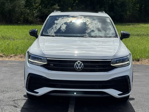 Used 2022 Volkswagen Tiguan SE R-Line image 3
