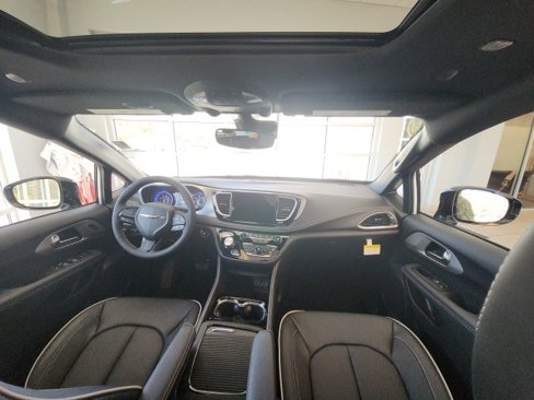 New 2025 Chrysler Pacifica Limited image 16