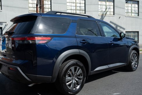 Used 2024 Nissan Pathfinder SV image 3