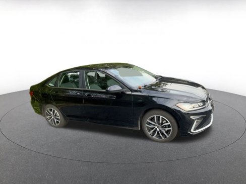Used 2025 Volkswagen Jetta SE image 2