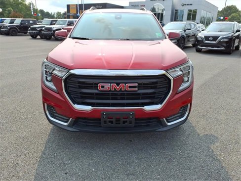 Used 2024 GMC Terrain SLE w/ Driver Convenience Package image 9