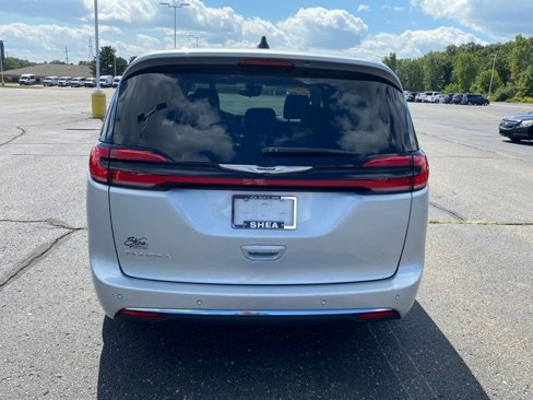 Used 2024 Chrysler Pacifica Touring-L image 4