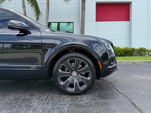 Used 2020 Bentley Bentayga Design Series image 8