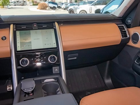 New 2025 Land Rover Discovery Metropolitan Edition image 41