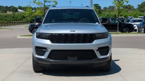 Used 2024 Jeep Grand Cherokee Altitude image 10