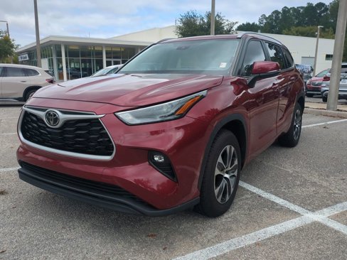 Used 2023 Toyota Highlander XLE image 2