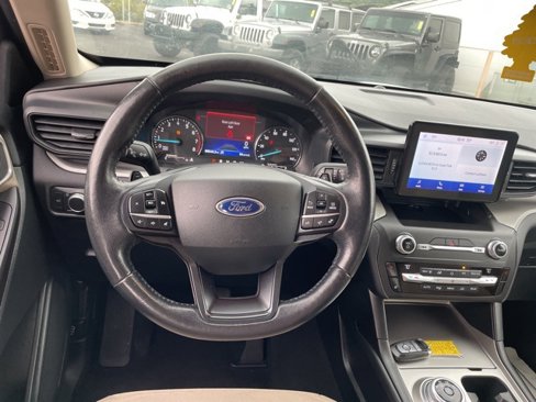 Used 2020 Ford Explorer XLT w/ Comfort Package image 16