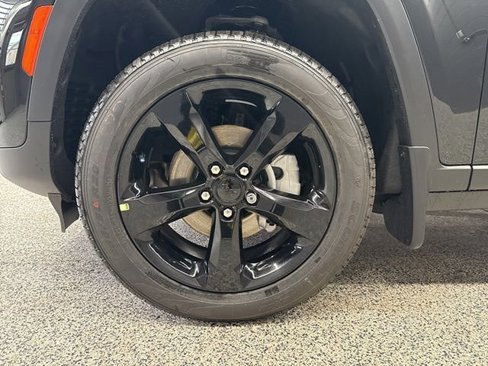 New 2025 Jeep Grand Cherokee Limited w/ Black Appearance Package image 21