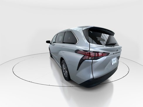 Used 2022 Toyota Sienna LE image 6