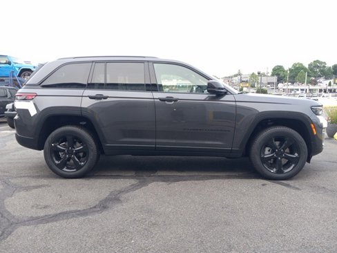 New 2025 Jeep Grand Cherokee Limited w/ Black Appearance Package image 8