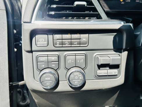 Used 2025 Chevrolet Suburban RST image 29