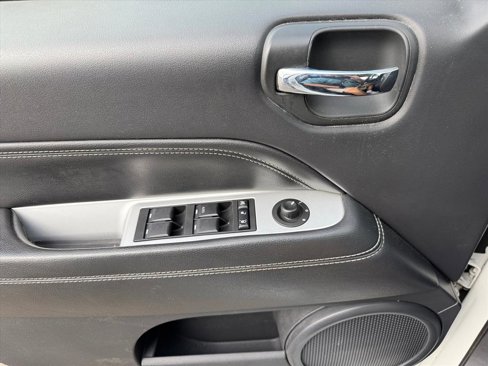 Used 2017 Jeep Compass Latitude image 12