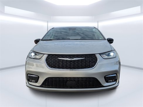 Used 2024 Chrysler Pacifica Touring-L image 8