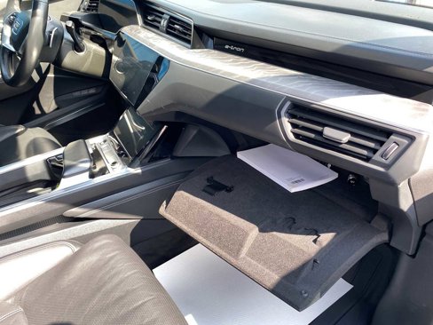 Used 2021 Audi e-tron Prestige w/ Prestige Package image 28